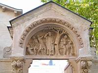 Lyon, Abbaye d'Ainay, Cloitre, Tympan de l'entree du cloitre (2)